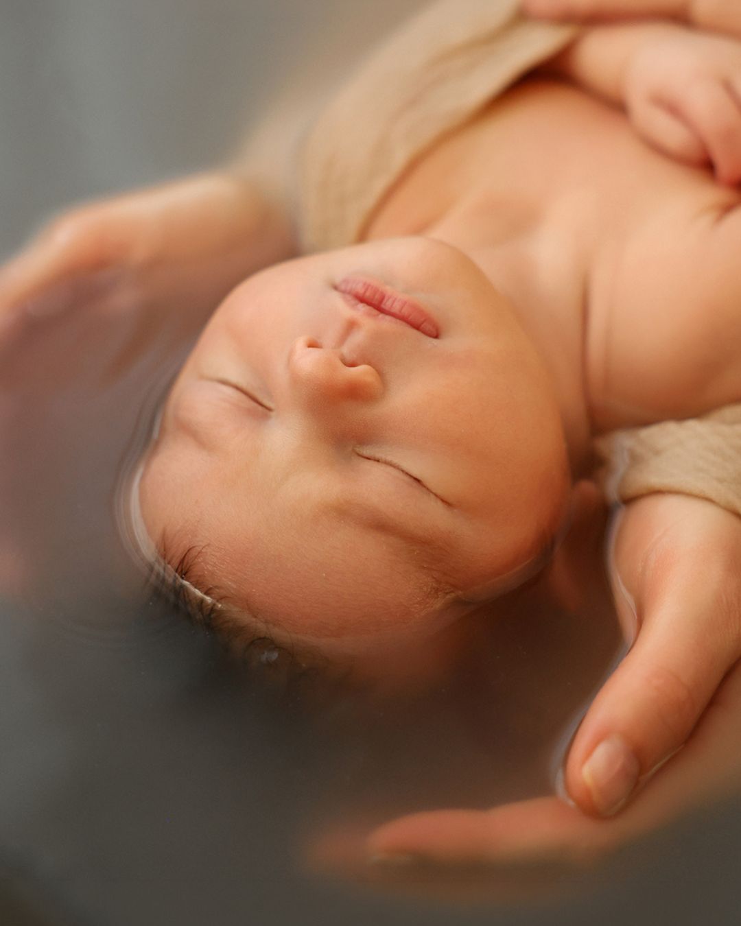 Photographie bébé bain enveloppé