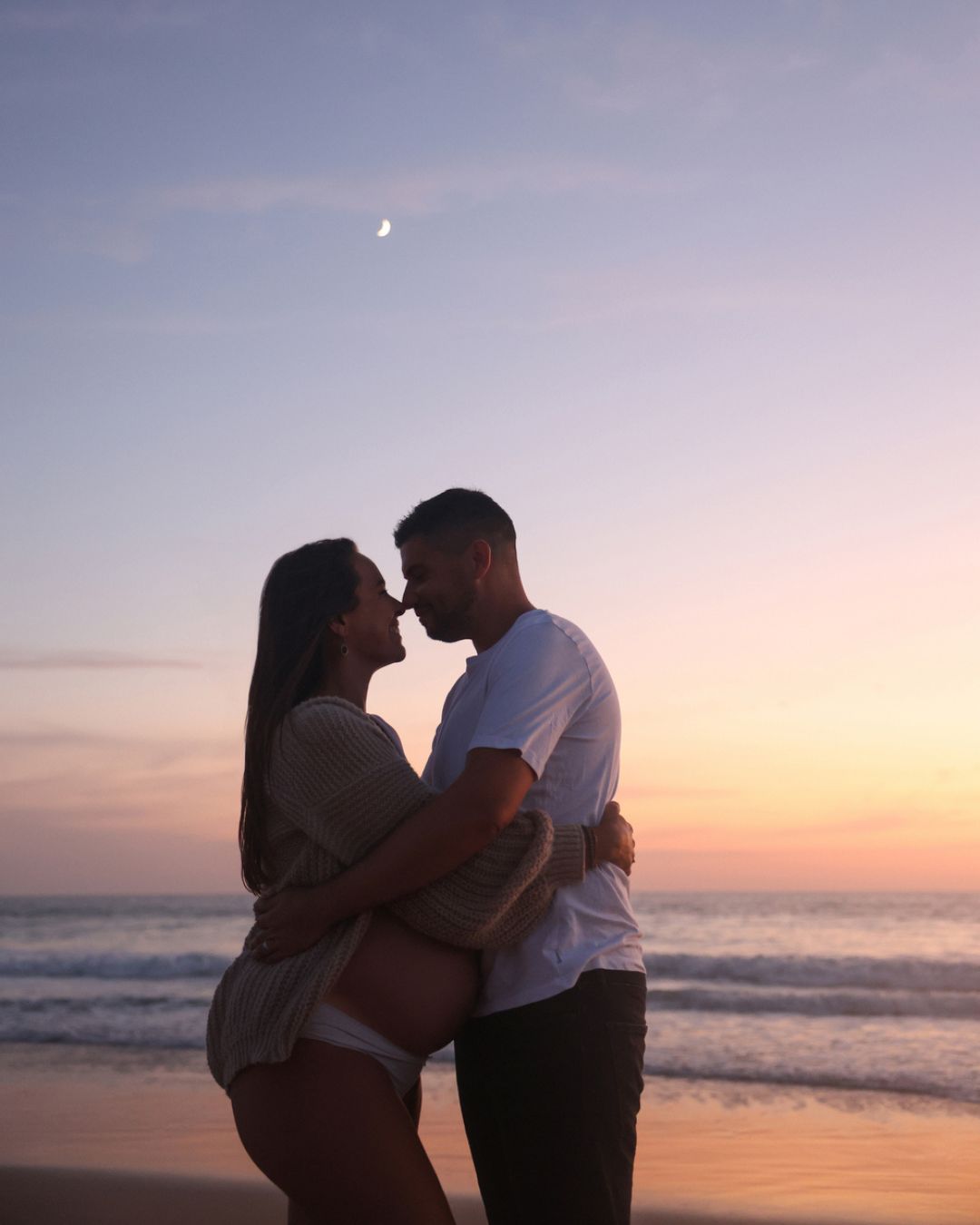 photographie couple plage couché de soleil